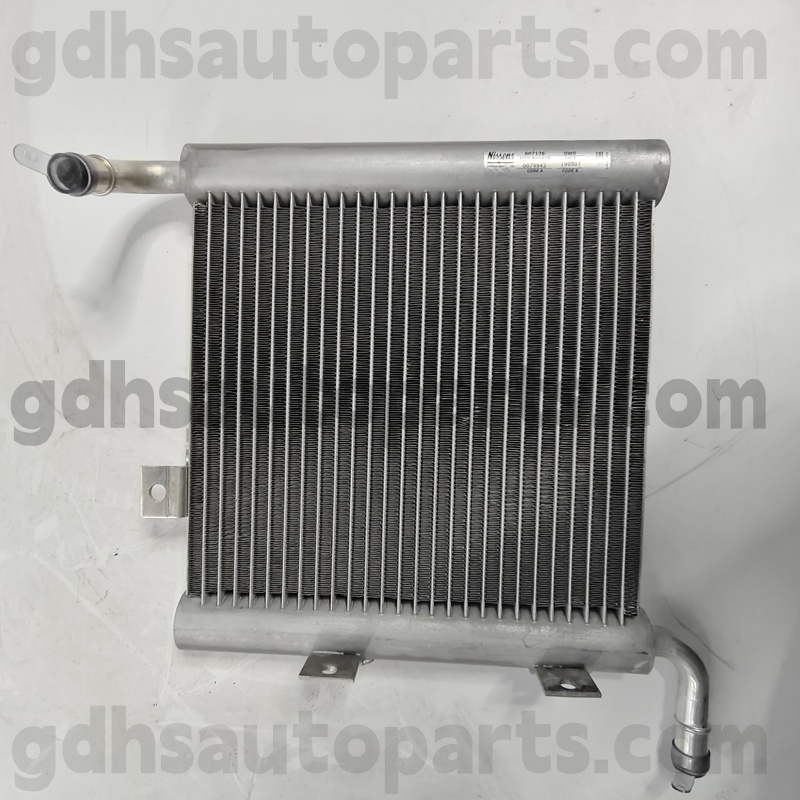 607176 Assemblaggio del radiatore Nissens per Range Rover Velar OE NO. LR140296
